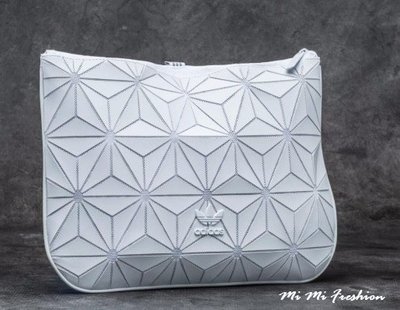 正品預購- Adidas original三宅一生 3D 鑽石菱格白色手拿包/電腦包