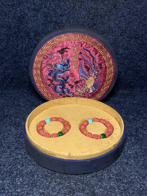 宮廷御用珊瑚手串刺繡收藏盒佩戴紅珊瑚飾品　　這也是紅珊瑚的神秘之處和獨特魅力。手0014776