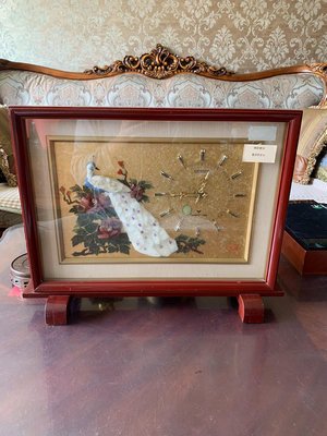 日本西鐵城鐘表，屏風造型，實木框，天然瑪瑙鑲嵌牡丹孔雀圖飾，