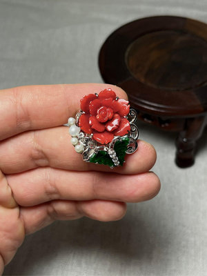 早期收藏老料有機寶石紅珊瑚雕刻藝術熾熱的薔薇玫瑰花鑲嵌玉蝴蝶柔美氣質珍珠盛開綻放款戒指