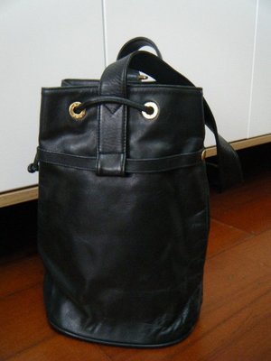LOOK 黑色真皮水桶包 / 肩背包 / 圓筒側包