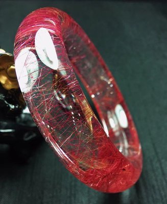 ❤妙玉生花優品購❤紅髮晶手鐲.顏色超美 晶體通透 紅色代表着吉祥、喜慶，內徑:57寬:17厚:12重:87g