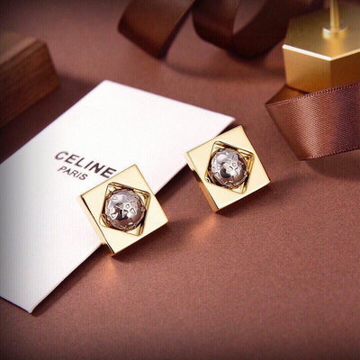 Celine 新款金色星球耳釘 與眾不同的設計 個性十足 顛覆你對傳統耳環的印象 使其魅力爆燈 NO15762