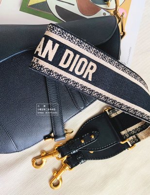 ( Yes!) Christian Dior 真品 寬版深藍緹花字體 仿舊金 雙邊D型釦背帶【近新22888含運費】