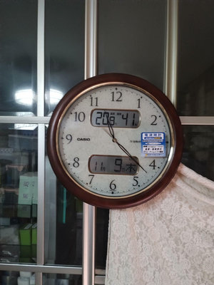日本帶回卡西歐電波掛鐘，實木邊框，帶溫度、濕度顯示，接收日本