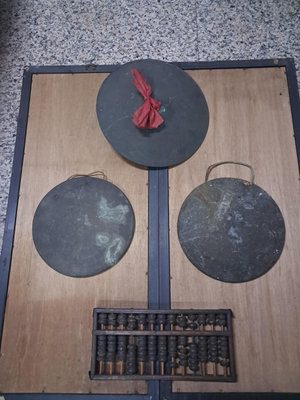 早期民藝藝術品四件，含銅鈸ㄧ對，直徑35.5cm,銅鑼二件，直徑30cm,木製算盤ㄧ件，寬36cm,高16.5cm,厚2.5cm,非常希少