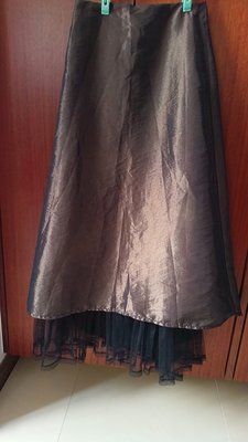 （出清）精品 ZERLINA 黑咖啡金帶有霧面金屬光澤及黑網紗下擺長裙。中高腰A字寬裙擺設計可當正式禮服（裙）， 尺寸S碼。 夏姿 溫慶珠 葉珈伶