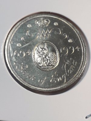 英格蘭銀行成立300年2英鎊紀念幣，置於二樓小櫃壓克力盒