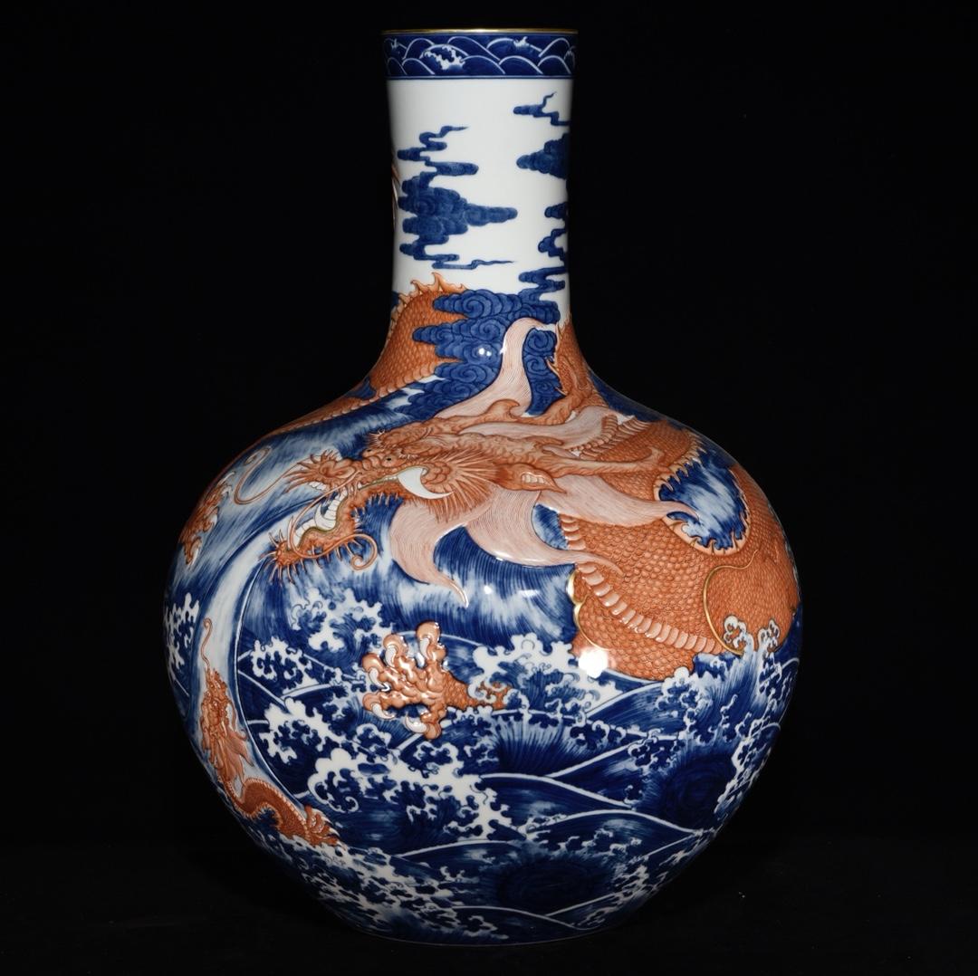 清乾隆青花礬紅浮雕描金海水龍紋天球瓶，55×38，9000635粉彩瓷器古瓷