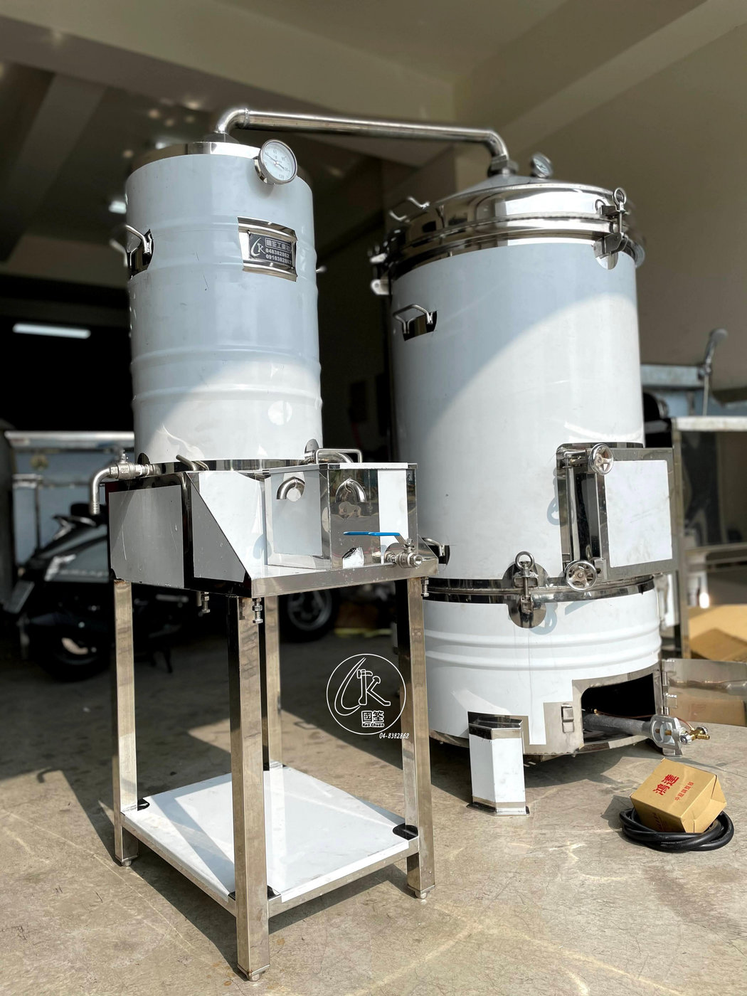 300公升直桶精油蒸餾機(瓦斯、柴火)、精油萃取機加熱器結構改良、專利證書號為M558027、肉桂精油、植物精油萃取機