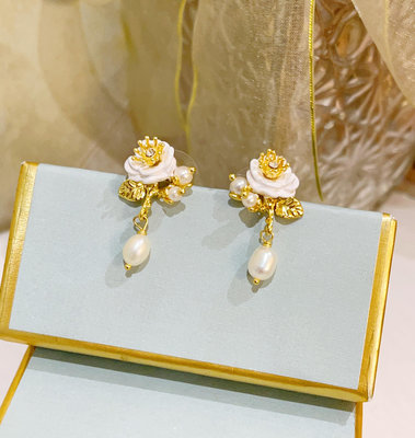 Leann代購~Les Nereides 法國永恒玫瑰系列 白玫瑰花朵與珍珠金葉子 耳釘耳夾