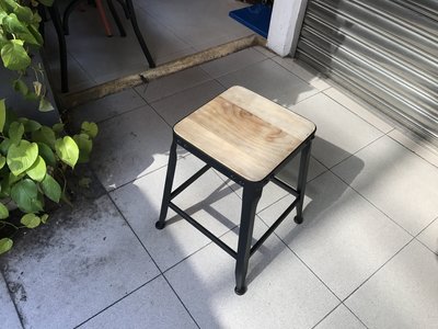 【 一張椅子 】loft 星巴克實木工業風 仿舊小木凳