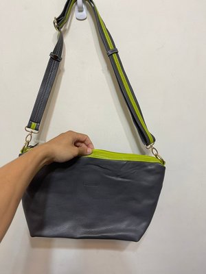 「 二手包 」 CUMAR 真皮斜背包（灰綠）2