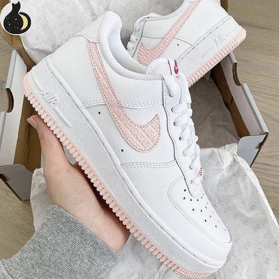 NIKE AIR FORCE 1 AF1 情人節 女鞋 白粉 浮雕 DQ9320100-台之星代購