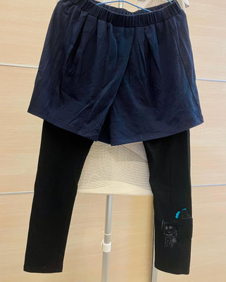 它是百搭款推薦💖斷貨全新 a la sha 藍色M號阿財花花舉烏龍造型假兩件式短褲裙 有型就是好看😍