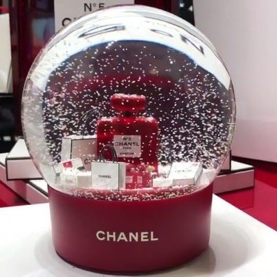 香奈兒CHANEL2018VIP限量聖誕節水晶球 紅色香水NO5大顆自動撒雪花版本 非常稀少 送禮收藏都可以