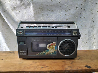 庄腳柑仔店~早期SANYO三洋收音機錄放音機零件品擺飾~尺寸:22*5*高12公分