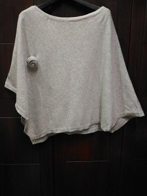 全新~專櫃品牌 100% cashmere 喀什米爾 羊絨 灰色 寬鬆版 罩衫 毛衣 外套~吊牌未拆~B127