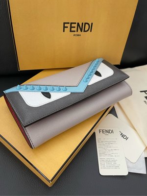 專櫃近全新正品 ， Fendi 時尚皮夾  超級新的  長夾 ，內裏拼色 材質（牛皮）全真皮 ，卯釘扣，眼睛 小怪獸 造型、皮夾