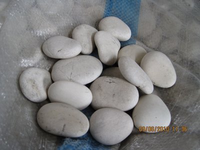 天然灰白卵石(5~7分)/1包20公斤