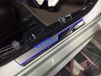 車庫小舖 TOYOTA 北美原廠 PRIUS 4代 LED 冷光藍 迎賓踏板