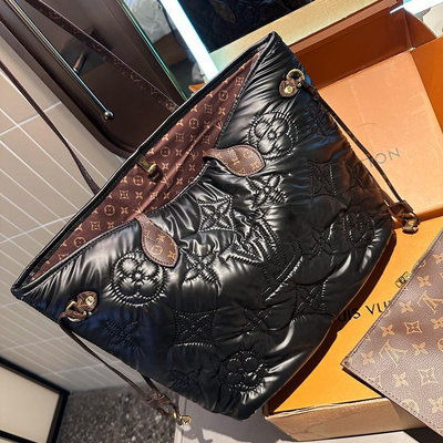 【二手包包】LV Neverfull 棉服 購物袋今年太流行了這個枕頭包也巨美呀我真的太喜歡這種風格了~ 超NO219216