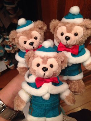 TOKYO Disney SEA 東京迪士尼海洋限定 達菲熊 Duffy 2014 聖誕大衣裝珠鏈別針吊飾 (已絕版)