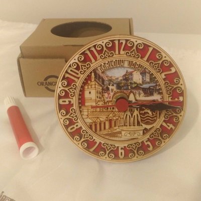 全新 捷克-卡羅維瓦利-紅底城鎮城堡木雕紋木製彩繪時鐘桌擺鐘 ，歐洲帶回 奧地利旁邊 國外紀念品 Rarlovy vary，含盒