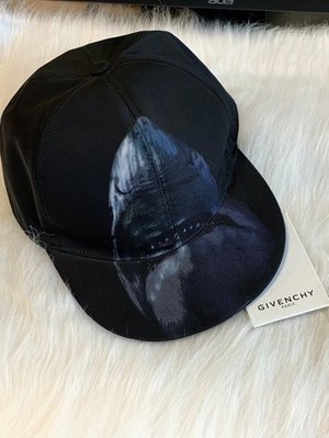 Givenchy鯊魚帽