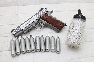 [01] CYBERGUN M1911 CO2槍 附手槍盒 + CO2小鋼瓶 + 奶瓶 ( BB槍COLT1911