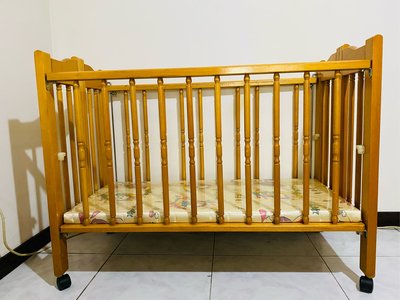 搬家出售-實木可拆折疊嬰兒床 （需自取）