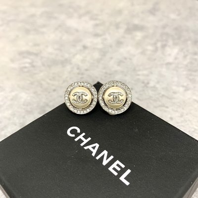 Chanel 圓耳環 珍珠 圓框鑲鑽《精品女王全新&amp;二手》