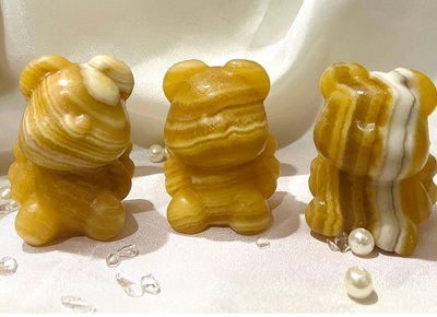天使熊 坐熊  黃方解石 雕刻件 擺件千層黃方解 紋理美透光 🐻 玉化老礦料 值得收藏