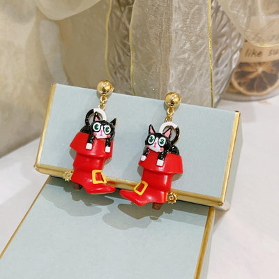 【MOMO全球購】法國N2 by Les Nereides穿靴子的貓系列 紅色靴子里的貓 耳釘耳夾