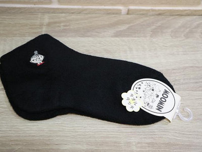 婕的店日本精品~日本帶回~Moomin嚕嚕咪小不點亞美黑色短襪 女襪子23~25cm