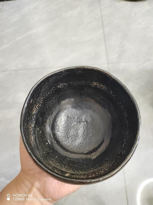 日本回流2只樂燒的抹茶碗，黑色的有點沖線見圖5，其它沒問題，