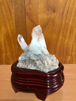 奇士水晶-白骨幹水晶簇-附專用木座（販售物不包括手排）