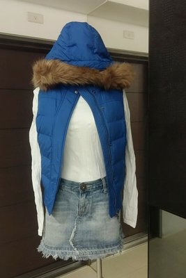 琳達購物中心-實品拍攝-高品質藍色羽絨-可拆合連帽休閒背心拉鍊外套-不分年齡層秋冬必備開衫式背心外套-此衣不買後悔三年