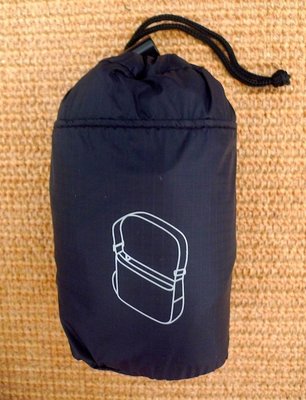 MUJI無印良品  *日本原裝輕巧版：滑翔傘布附收納袋折疊肩背包 * / * 只要 1798 元！！