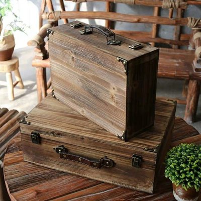 復古木箱 懷舊木質感手提箱 仿舊古早造型旅行箱 收納手提木箱 置物箱 民宿咖啡廳擺飾木盒 萬用箱 木製商品展示架 裝飾箱