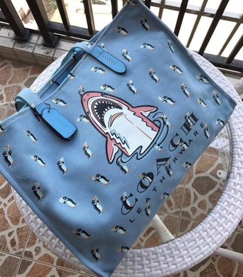 （Outlet特惠）COACH 25740 新款個性鯊魚動物圖案購物袋 托特包媽咪袋 附購買證明