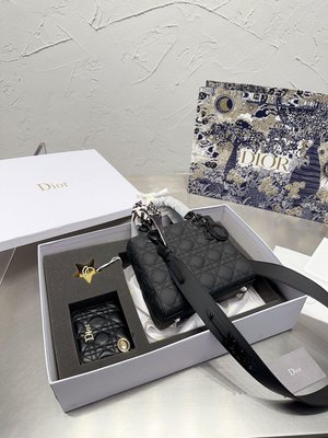Dior套盒來咯 回饋老顧客磨砂皮 4格 20cm你們無限回購的20cm磨砂戴妃包還贈送了一枚錢 NO107783
