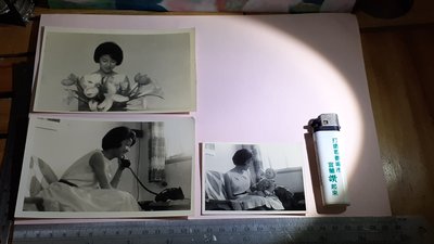 銘馨易拍重生網 PSS677 早期 50~60年代 美女與玩偶、花、電話 背景寫實老照 如圖（3張ㄧ標，珍藏回憶）