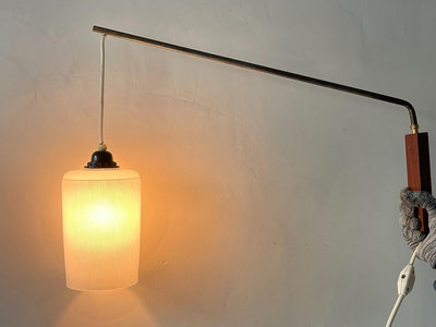 德國60年代，中古壁燈，螺紋玻璃燈罩，銅臂，柚木板。Vint