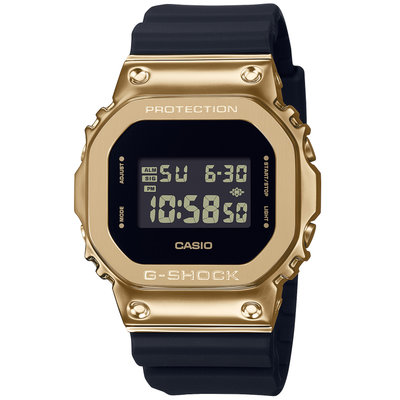 【CASIO G-SHOCK】(公司貨) GM-5600G-9 採用廣受歡迎的黑金配色元素 金屬錶圈與基底黑色相映成趣