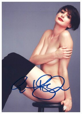 安·海瑟薇 Anne Hathaway 親筆簽名 照片12.7cm×17.8cm (附國際機構認證)  (非 蔡琴)H