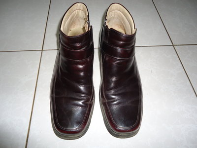 A.S.O 阿瘦 方頭酒紅色真皮膠底短靴,尺寸7,鞋內長:26.2cm,右腳鞋底內側與鞋面有開縫如圖,降價大出清