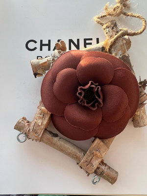 現貨  Chanel vintage金棕色山茶花胸針！