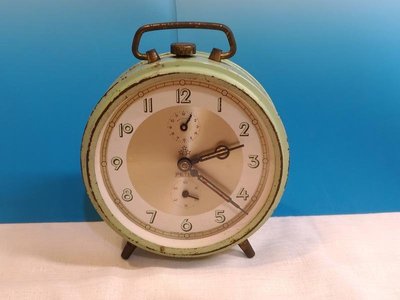 宇宙城 德國製 蘋果綠色時鐘1個 二手 金屬材質 未測試 不確定好壞 收藏擺飾 老雜貨 早期懷舊收藏