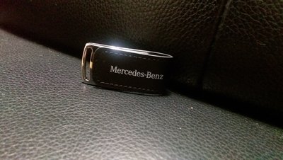 Mercedes-Benz 賓士 ~ 原廠Benz車標-全新原廠品牌限量紀念 皮質扣環 隨身碟 4GB